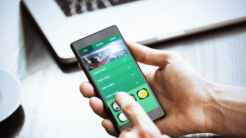 jugador apostando en el móvil